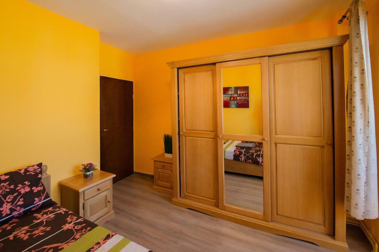 Luna Gazde/Camere de închiriat